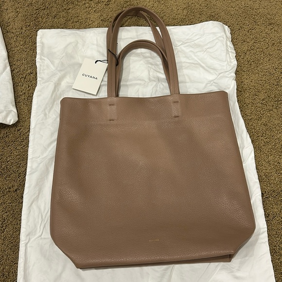Cuyana tall easy tote with organizer - Picture 2 of 13